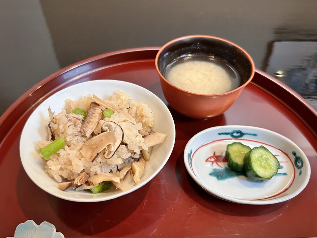 松茸ごはんときゅうりの漬物とお味噌汁の写真です。